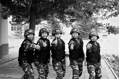 图为训练间隙的特战队员。 李 靖摄 图为训练间隙的特战队员。 李 靖摄