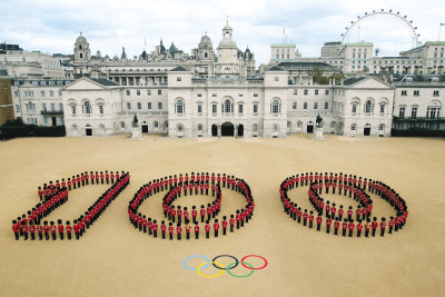 260名英国皇家骑兵列队组成阿拉伯数字100的图形,迎接伦敦奥运会倒