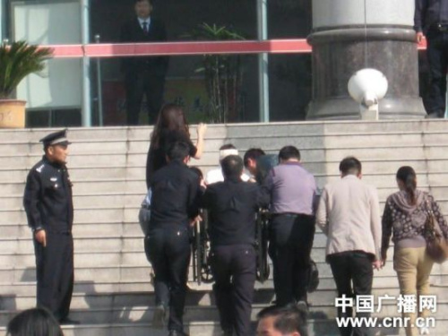 周岩被抬进法庭 周岩被抬进法庭