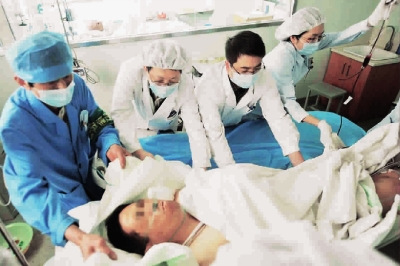 今天上午,上海医疗组成员、市六医院王学敏(左二)和周祖彬(左三)正在常熟一院准备为重伤者做例行检查 本报记者 陈意俊 摄 今天上午,上海医疗组成员、市六医院王学敏(左二)和周祖彬(左三)正在常熟一院准备为重伤者做例行检查 本报记者 陈意俊 摄