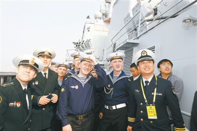 俄罗斯“瓦良格”号导弹巡洋舰官兵参观中国“沈阳”号导弹驱逐舰。 本报记者张雷摄 俄罗斯“瓦良格”号导弹巡洋舰官兵参观中国“沈阳”号导弹驱逐舰。 本报记者张雷摄