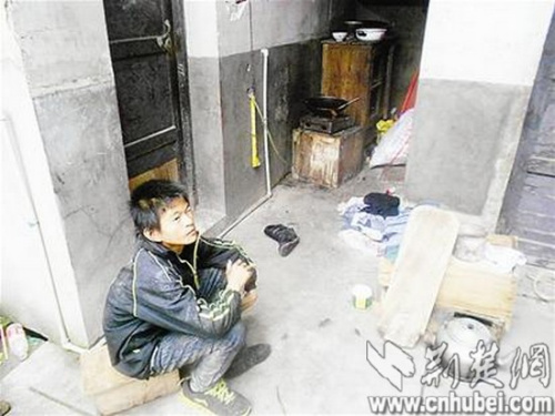 男孩无神地望着家门外的墙壁 男孩无神地望着家门外的墙壁