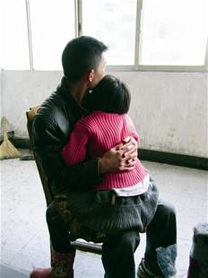 宋鑫心疼地将孩子搂在怀里记者张凡摄 宋鑫心疼地将孩子搂在怀里记者张凡摄