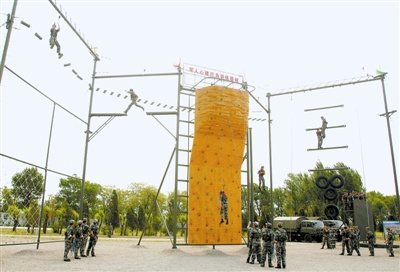 “蜘蛛侠”飞檐走壁,官兵人人都有过硬本领。 “蜘蛛侠”飞檐走壁,官兵人人都有过硬本领。