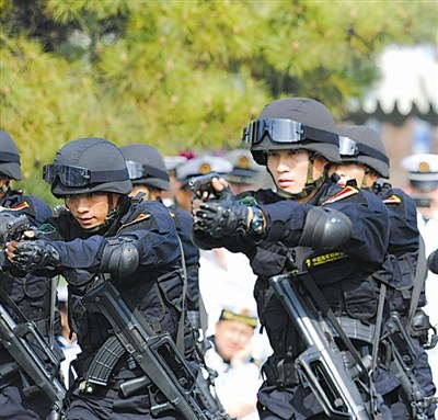 中国海军陆战队队员正在表演特战技能。 本报记者 孙 阳摄 中国海军陆战队队员正在表演特战技能。 本报记者 孙 阳摄
