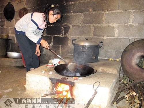 李居香动作熟练地炒菜。记者 唐正芳摄 李居香动作熟练地炒菜。记者 唐正芳摄