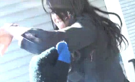 女子对其男友进行猛烈肘击。 女子对其男友进行猛烈肘击。