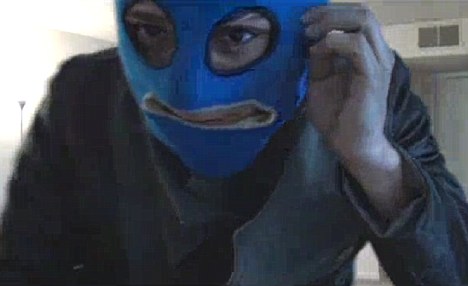 这名男子蒙面假扮盗者。 这名男子蒙面假扮盗者。