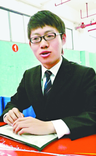 左图为周良成。朱建华 摄 左图为周良成。朱建华 摄