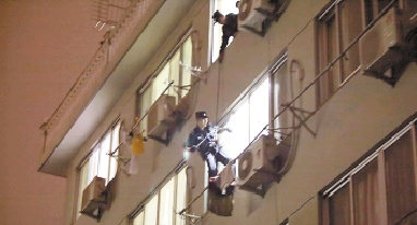 特警从五楼外面下到四楼,然后破窗而入 特警从五楼外面下到四楼,然后破窗而入