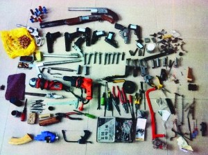 警方缴获的枪支弹药以及制造工具等 警方缴获的枪支弹药以及制造工具等