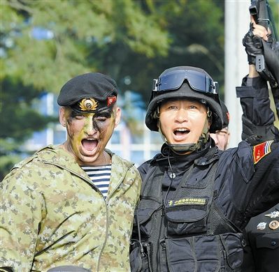 中俄特战队员交流特战技艺后合影留念 中俄特战队员交流特战技艺后合影留念