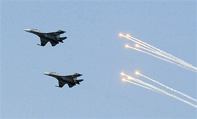 我方战机施放干扰弹 我方战机施放干扰弹