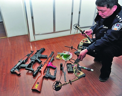 警方收缴来的仿真枪和弓弩。曹卢杰 摄 警方收缴来的仿真枪和弓弩。曹卢杰 摄