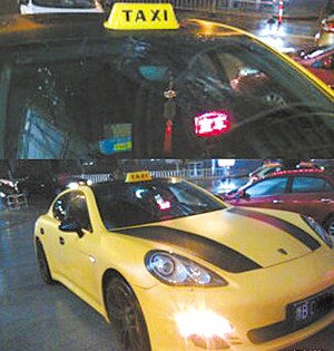 临时摆放出租车"行头"一辆黄黑色的"保时捷"车顶放了个"taxi"的顶灯