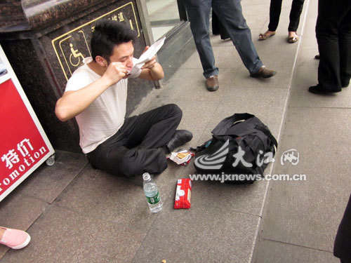 男子正在吃热心人买的豆腐脑 男子正在吃热心人买的豆腐脑