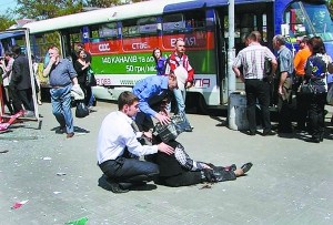 两名男子在帮助爆炸事件中的受伤者。 新华社/法新 两名男子在帮助爆炸事件中的受伤者。 新华社/法新