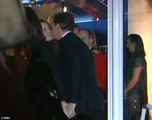 卡梅伦亲吻新闻国际公司前总裁布鲁克斯的面颊 卡梅伦亲吻新闻国际公司前总裁布鲁克斯的面颊