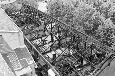 失火的楼房屋顶被烧穿。记者 商为智 摄 失火的楼房屋顶被烧穿。记者 商为智 摄