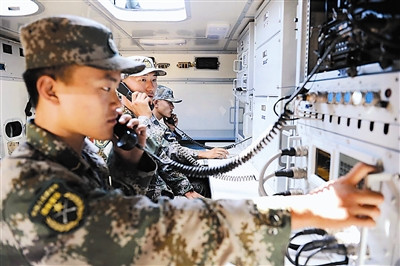 上图:该旅官兵正在信息化新装备上开展训练。石敬德摄 上图:该旅官兵正在信息化新装备上开展训练。石敬德摄