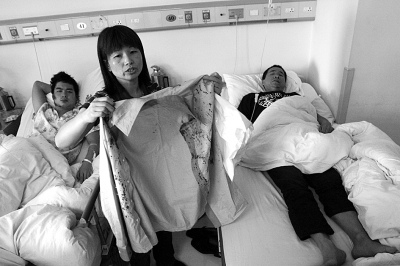 司机江师傅的工作服上沾满血迹。 司机江师傅的工作服上沾满血迹。