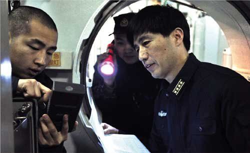 程玉胜实地测试水声装备,为潜艇擦亮“眼睛”。 程玉胜实地测试水声装备,为潜艇擦亮“眼睛”。