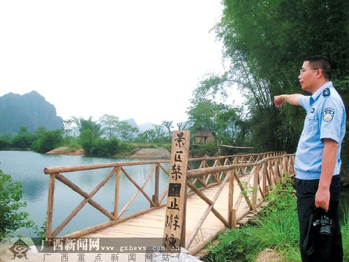 民警指出,在出事前两年,景区已经树起禁止游泳的牌匾。 民警指出,在出事前两年,景区已经树起禁止游泳的牌匾。