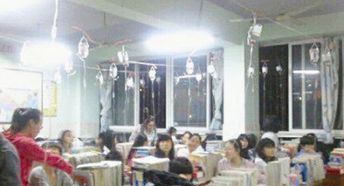 教室内的“吊瓶阵”(微博截图) 教室内的“吊瓶阵”(微博截图)