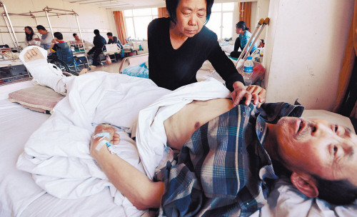 环卫工人被撞伤的悲剧再次发生在老李身上摄影 王勇 环卫工人被撞伤的悲剧再次发生在老李身上摄影 王勇