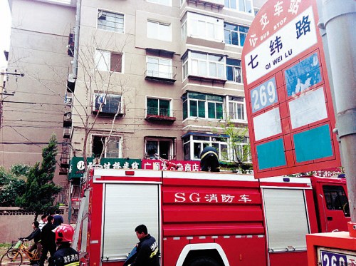警察敲碎玻璃阻止爆炸 王伊西摄 警察敲碎玻璃阻止爆炸 王伊西摄