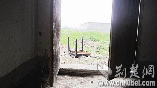 姜家门口倒着一张断脚的木桌 姜家门口倒着一张断脚的木桌