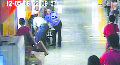 地铁警方的视频监控拍下了夺刀的瞬间 地铁警方的视频监控拍下了夺刀的瞬间