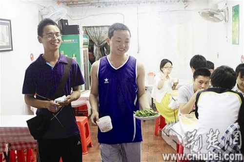 左为商华志、右为李怀中 记者马飞摄 左为商华志、右为李怀中 记者马飞摄