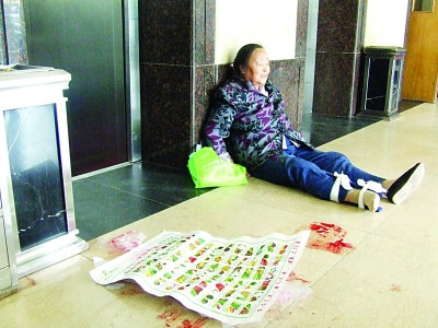 受伤老人坐在电梯口。 受伤老人坐在电梯口。