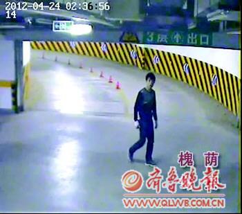 李强进入地下停车场准备盗窃。 监控截图 李强进入地下停车场准备盗窃。 监控截图