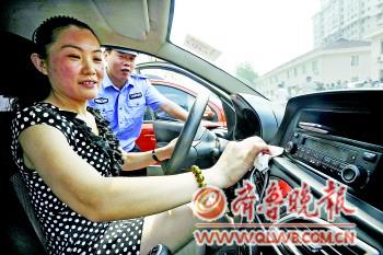 10日,家住黄屯附近的于女士从民警手中接过车钥匙,激动地擦好久不见的爱车。据介绍,她的车被偷后已被倒手卖了7次了,如今终于回到了主人的身边。 本报记者 王媛 摄 10日,家住黄屯附近的于女士从民警手中接过车钥匙,激动地擦好久不见的爱车。据介绍,她的车被偷后已被倒手卖了7次了,如今终于回到了主人的身边。 本报记者 王媛 摄