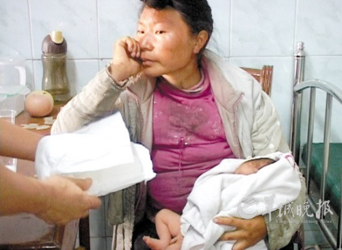 怀抱男婴的流浪女不肯接受好心人递来的纸尿片 怀抱男婴的流浪女不肯接受好心人递来的纸尿片