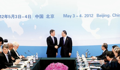 5月3日,第四轮中美战略与经济对话在北京钓鱼台国宾馆开幕。经济对话在第四轮中美战略与经济对话框架下举行,中国国务院副总理王岐山与美国财政部长盖特纳在经济对话前握手。摄影/ 本刊记者 廖攀 5月3日,第四轮中美战略与经济对话在北京钓鱼台国宾馆开幕。经济对话在第四轮中美战略与经济对话框架下举行,中国国务院副总理王岐山与美国财政部长盖特纳在经济对话前握手。摄影/ 本刊记者 廖攀