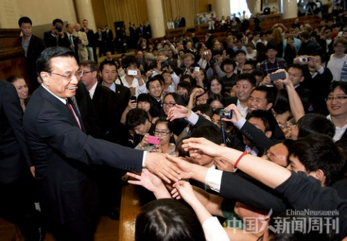 4月28日下午,中国国务院副总理李克强在莫斯科大学向师生发表演讲。图/ 新华 4月28日下午,中国国务院副总理李克强在莫斯科大学向师生发表演讲。图/ 新华