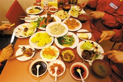 因员工连续工作较长时间,平台餐厅准备了丰富的美食。 因员工连续工作较长时间,平台餐厅准备了丰富的美食。