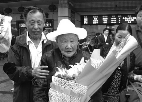 百岁老人,跨越时空回襄寻亲 何安东(左一)在火车站接到继父何俊义 百岁老人,跨越时空回襄寻亲 何安东(左一)在火车站接到继父何俊义