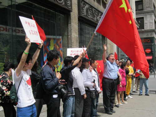 示威者高喊“捍卫中国南海主权”等口号。 示威者高喊“捍卫中国南海主权”等口号。