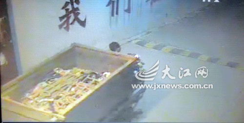 小区监控系统拍下万某骑环卫车偷运铸铁护栏的画面 小区监控系统拍下万某骑环卫车偷运铸铁护栏的画面
