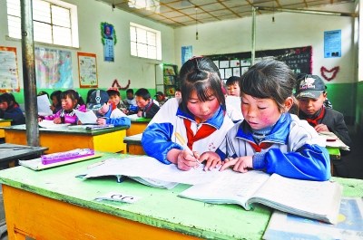 5月14日,岷县禾驮乡石门村小学两个学生在课堂上讨论问题。 本报记者 盛学卿 5月14日,岷县禾驮乡石门村小学两个学生在课堂上讨论问题。 本报记者 盛学卿