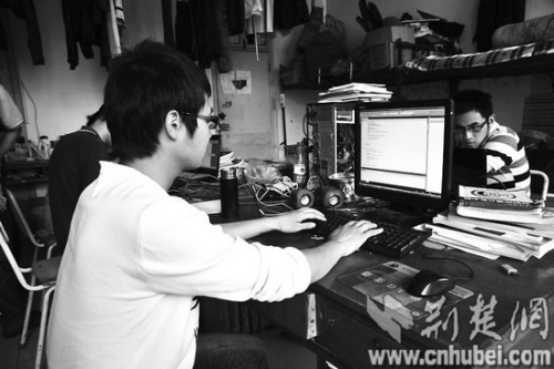 课余时间,尹航(白衣者)投入大量精力研究网络安全 (记者夏中华摄) 课余时间,尹航(白衣者)投入大量精力研究网络安全 (记者夏中华摄)