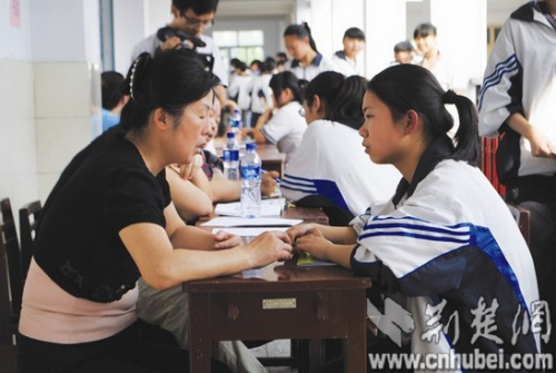 中考压力下,考生急需老师引导 (记者刘辉摄) 中考压力下,考生急需老师引导 (记者刘辉摄)