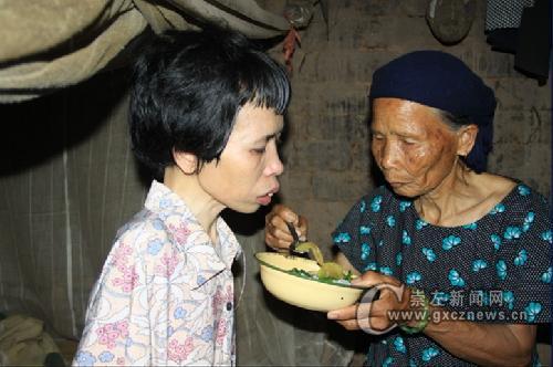 每天老人都这样喂媳妇吃饭。 每天老人都这样喂媳妇吃饭。