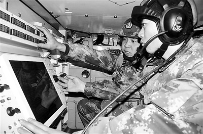 上图:官兵们正在进行一体化指挥平台训练。陈 征摄 上图:官兵们正在进行一体化指挥平台训练。陈 征摄