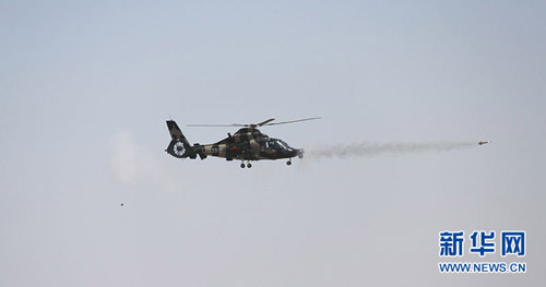 参赛选手驾驶国产某型直升飞机进行实弹射击比赛 参赛选手驾驶国产某型直升飞机进行实弹射击比赛