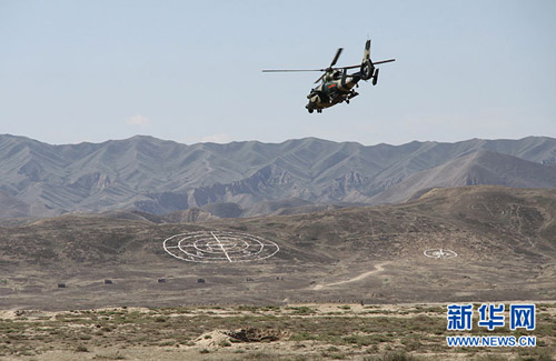参赛选手驾驶国产某型直升飞机进行实弹射击比赛 参赛选手驾驶国产某型直升飞机进行实弹射击比赛